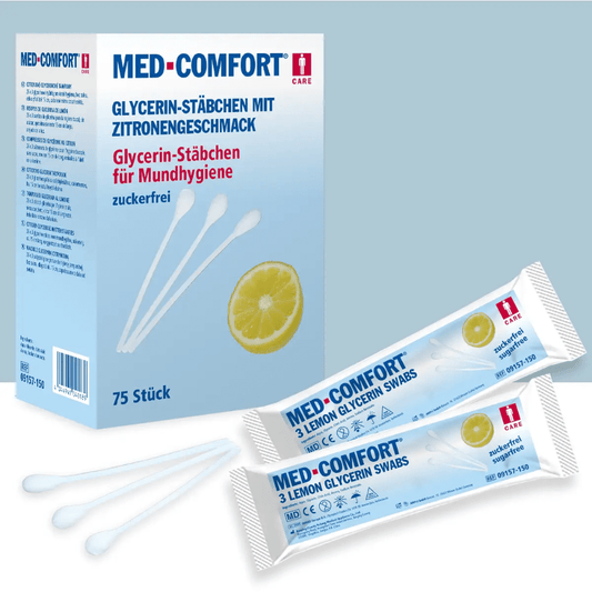 Das Bild zeigt eine Schachtel Top-Comfort PP Zitronensticks mit Limettengeschmack für die Mundpflege der AMPri Handelsgesellschaft mbH. Die Schachtel enthält 75 Stück und zeigt den Text in Deutsch. Auf der Vorderseite der Schachtel sind außerdem zwei einzeln verpackte Tupfer und zwei unverpackte Sticks mit Limettengeschmack abgebildet.