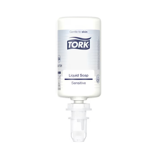 Eine Tork 424701 Sensitive Flüssigseife 1000 ml | Karton (6 Flaschen) Flasche Flüssigseife für empfindliche Haut mit der Aufschrift „Sensitiv zur Haut“, rühmt sich eines hautfreundlicheren pH-Werts und natürlicher Inhaltsstoffe. Die weiße Flasche mit blauen Akzenten ist für einen Spender konzipiert, wobei die Düse nach unten zeigt. Dies ist die perfekte Wahl für alle, die Wert auf sanfte Pflege legen.