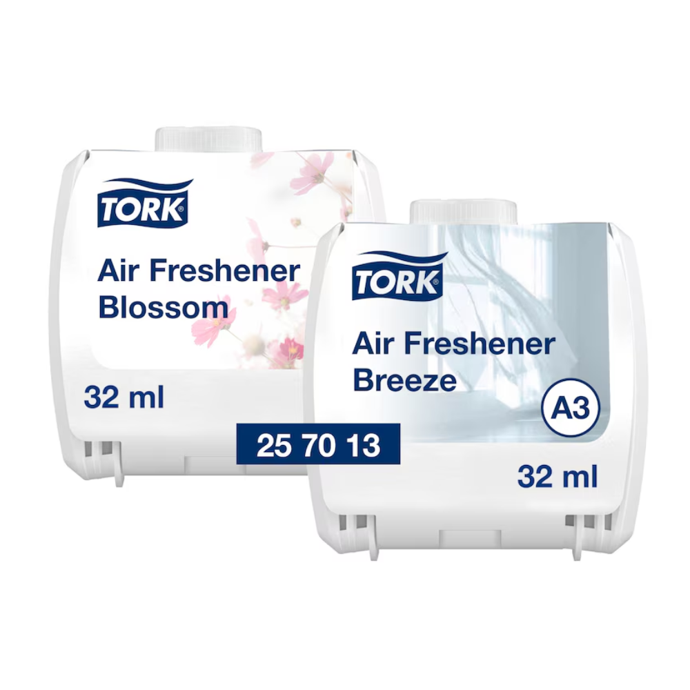 Abgebildet sind zwei TORK Lufterfrischer Spender. Einer davon ist ein Geruchsneutralisierer mit der Aufschrift „Tork Kontinuierlicher Lufterfrischer, verschiedene Düfte Blossom 32 ml“ mit Blumengrafik, der andere „Tork Kontinuierlicher Lufterfrischer, verschiedene Düfte Breeze 32 ml“ mit einer Fenster- und Vorhanggrafik. Beide haben den unten angezeigten Produktcode 25 70 13 und sind treibmittelfrei.