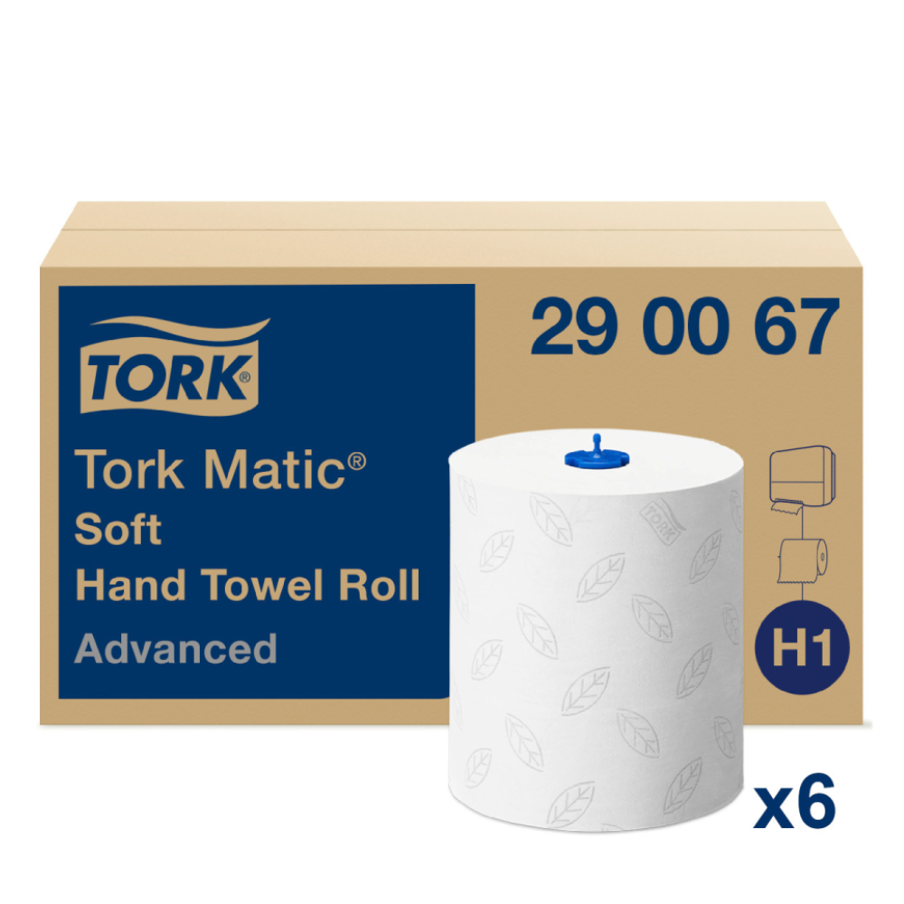 Hinter einer großen weißen Rolle weiches Rollenhandtuch mit blauem Kern steht ein Karton mit der Aufschrift „Tork Matic® 290067 weiches Rollenhandtuch Advanced H1 2-lagig | Karton (6 Rollen)“. Der Karton weist auf eine Packung mit sechs Rollen hin und zeigt auf der Seite ein Symbol einer Handtuchrolle.