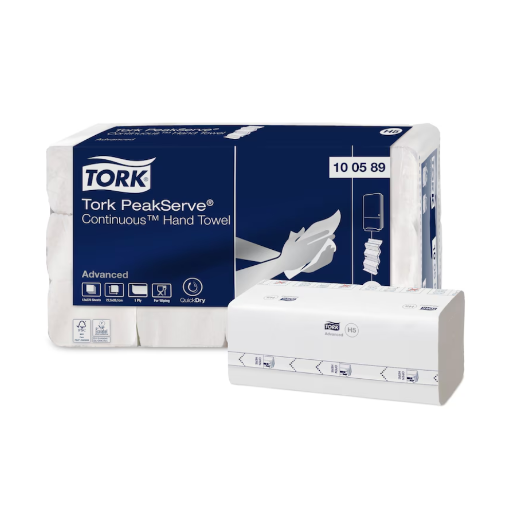 Das Bild zeigt eine Packung Tork PeakServe® 100589 Endlos™ Handtücher Advanced H5 1-lagig | Karton (12 Packungen) mit einer geöffneten Packung vor der Hauptpackung. Die Verpackung ist blau und weiß und zeigt Produktspezifikationen und Abbildungen, die die QuickDry™-Technologie für überragende Saugfähigkeit mit der Marke TORK zeigen.