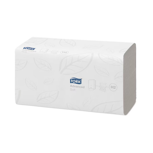 Eine rechteckige Packung Tork Xpress® 120398 weiche Multifold-Handtücher Advanced H2 2-lagig 25,6cm | Karton (21 Packungen) mit einer weißen Hülle mit Blattmuster. Das TORK-Logo sowie die Worte „Advanced Soft“ und „H2“ sind auf der Vorderseite aufgedruckt und weisen darauf hin, dass diese Tork Xpress Handtücher aus 100 % recycelten Fasern hergestellt sind.