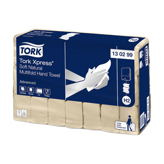 Verpackung von TORK Tork Xpress® 130299 Weiche Natur Multifold Handtücher Advanced 2-lagig | Karton (21 Packungen). Die Packung aus Recyclingfasern ist mit Anleitungen, Qualitätsprüfsymbolen und Angaben wie Code 130299, H2-System und Advanced Softness gekennzeichnet. Sie enthält mehrere Bündel dieser Premium-Multifold-Handtücher.