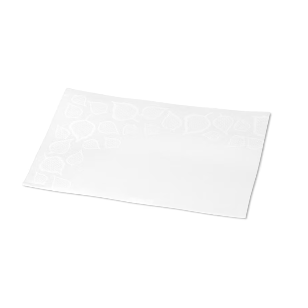 Eine rechteckige, weiße Papierserviette mit einem dezenten Prägemuster an den Rändern, das ein Design aus verstreuten Kieselsteinen zeigt, aus der Tork Xpressnap® 13670 Extra Soft Blätterdesign Weiße Spenderserviette Premium N4 2-lagig | Karton (8 Packungen)-Kollektion von TORK. Die extra weichen Servietten liegen auf einem weißen Hintergrund.