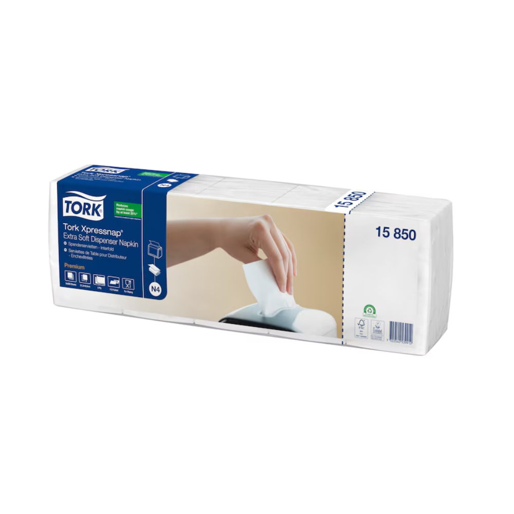 Eine Packung Tork Xpressnap® 15850 Extra Soft Spenderserviette N4 2-lagig | Karton (8 Packungen). Die Verpackung zeigt das Bild einer Hand, die eine Serviette aus einem Spender zieht, und ist mit dem Produktcode (15 850), „Extra Soft“, „Interfolded“ gekennzeichnet und hebt hervor, dass sie industriell kompostierbar sind.