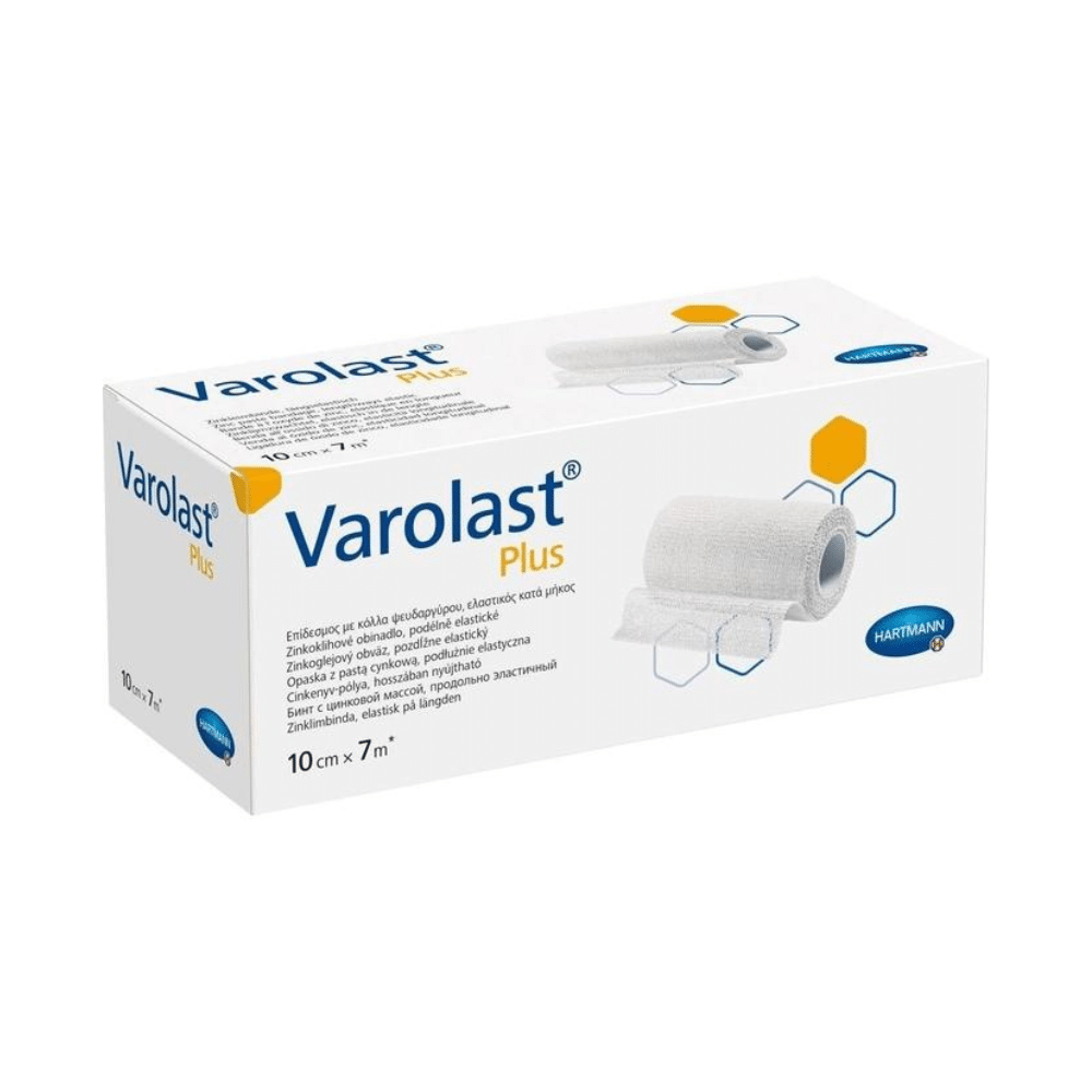 Das Bild zeigt eine Packung Hartmann Varolast® Plus Zinkleimbinde, die einen 10 cm x 7 m großen Zinkleimverband enthält. Die Verpackung enthält Produktabbildungen, sechseckige Grafiken, das Logo der Paul Hartmann AG und mehrsprachige Beschreibungen. Sie ist für Erkrankungen wie Ödeme und Phlebitiden konzipiert.