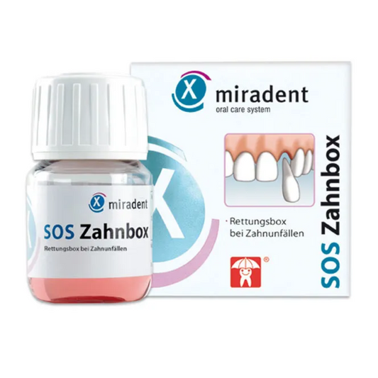 Das Bild zeigt ein Produkt der Holthaus Medical GmbH & Co. KG namens „miradent SOS Zahnbox | Packung (1 Stück)“, das für zahnärztliche Notfälle entwickelt wurde. Die Verpackung besteht aus einem kleinen Behälter mit weißem Deckel und einer beschrifteten Schachtel, auf der eine Abbildung von Zähnen zu sehen ist und die Verwendung bei Zahnunfällen hervorgehoben wird. Die Nährlösung schützt die Zähne bis zu 48 Stunden lang.