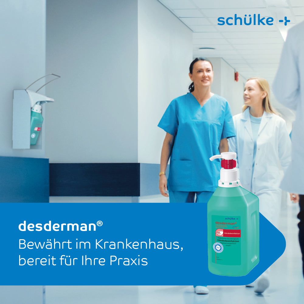 In einem Flur einer medizinischen Einrichtung ist ein Spender mit Händedesinfektionsmittel an der Wand montiert. Im Hintergrund laufen zwei Angehörige der Gesundheitsberufe in blau-weißen Uniformen. Der Text auf dem Bild lautet: „Schülke desderman® Händedesinfektion (ohne Farbstoff/Parfüm) – Bewährt im Krankenhaus, bereit für Ihre Praxis“, im Vordergrund ist eine Schülke desderman® Händedesinfektion (ohne Farbstoff/Parfüm) zu sehen.