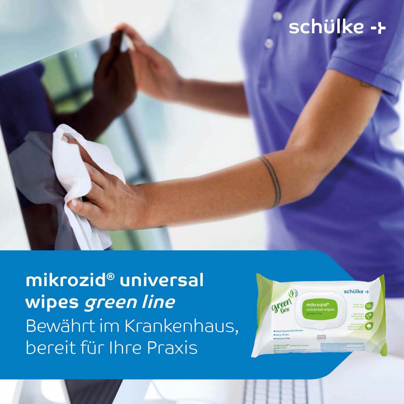 Eine Person wischt eine Oberfläche mit einem weißen Tuch ab. Auf der rechten Seite befindet sich eine Packung Schülke mikrozid® universal wipes green line Desinfektionstücher | Packung (114 Stück) mit der Aufschrift „Bewährt im Krankenhaus, bereit für Ihre Praxis.“ Die Marke Schülke & Mayr GmbH wird prominent oben rechts angezeigt.