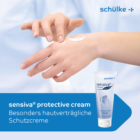 Eine Person trägt eine kleine Menge Schülke sensiva® Schutzcreme Hautschutz - 100 ml Tube (100 ml) auf den Handrücken auf. Im Vordergrund ist eine Tube der Creme zu sehen. Der Text auf dem Bild lautet „sensiva® Schutzcreme Besonders hautverträgliche Schutzcreme.
